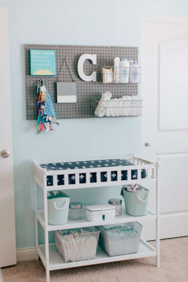 Rangement vertical et décoration pour la chambre de bébé avec un panneau perforé