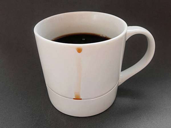 Une tasse qui est faite pour rattraper les gouttes de café