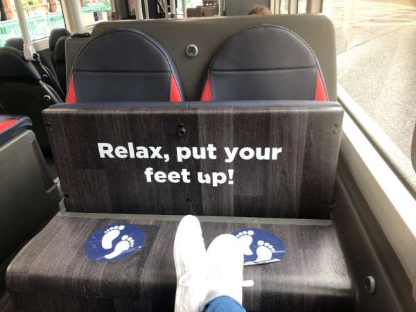 Un repose-pieds qui se transforme en sièges supplémentaires si le bus est plein