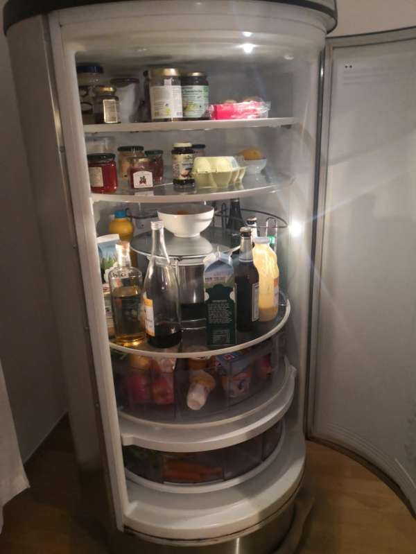 Un frigo avec des étagères rotatives pour accéder à tous vos aliments sans problèmes
