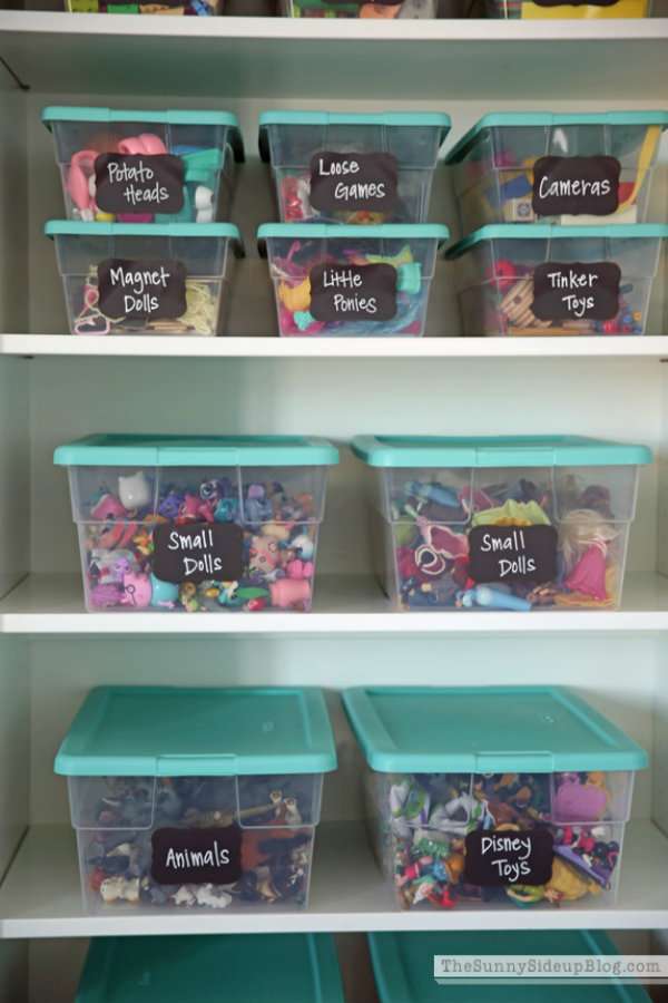 Des boites transparentes en plastique pour organiser les jouets