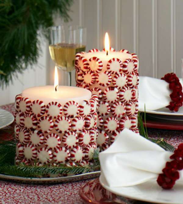 Bougies décorées avec des bonbons menthe poivrée pour Noël