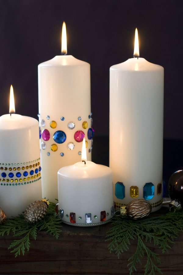 Bougies festives décorées avec des strass