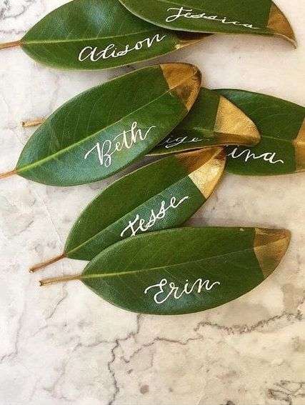 Des feuilles d'arbre sur lesquelles est écrit les noms des invités