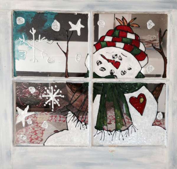 Une peinture de bonhomme de neige à la fenêtre