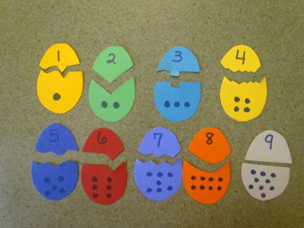 Puzzles œufs pour reconnaître les nombres et les couleurs
