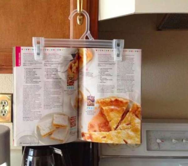 Servez-vous d'un cintre à pince pour tenir le livre de recettes ouvert devant vous
