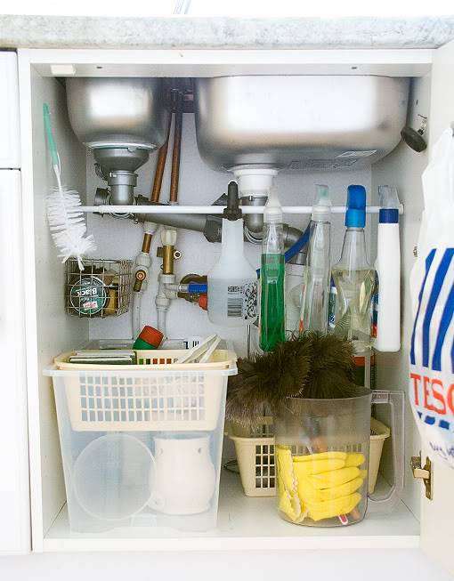 Organisez l'espace sous l'évier de la cuisine pour avoir accès plus facilement aux produits de nettoyage