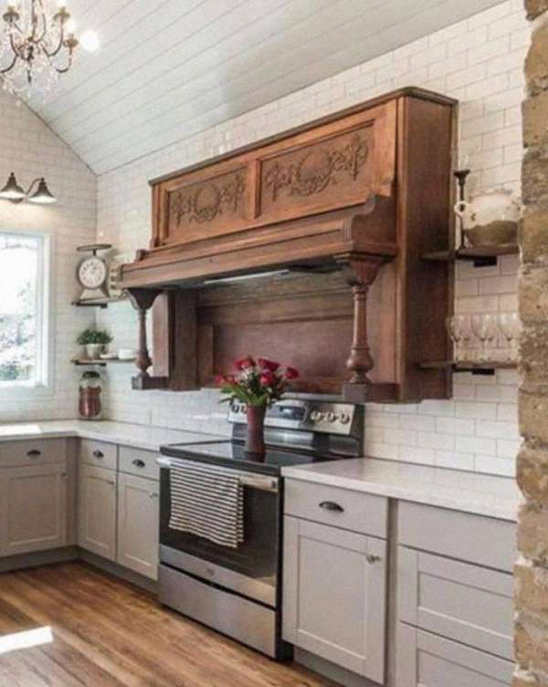 Accrocher un piano sur un mur dans la cuisine.. C'est fou