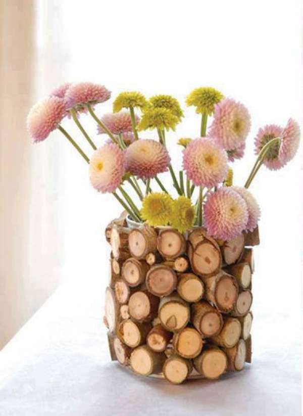 Pot de fleur décoré avec des rondins de bois