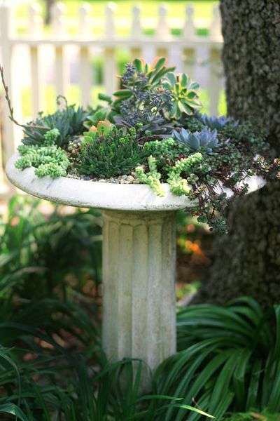Servez-vous d'une vieille fontaine pour faire une belle jardinière