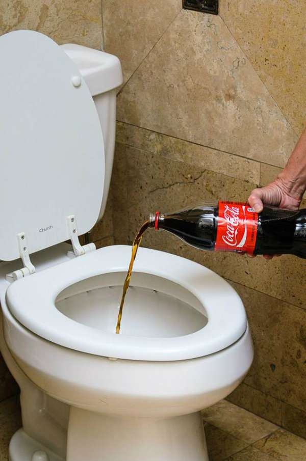 Du Coca Cola pour détartrer les cuvettes des toilettes