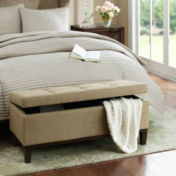 On utilise des meubles à double usage comme le canapé lit ou le bout de lit coffre
