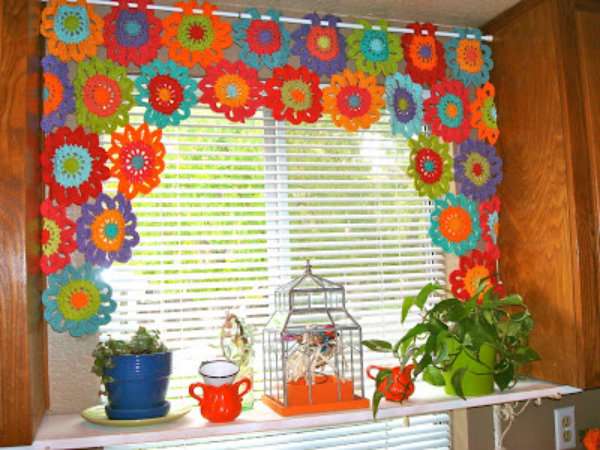 Rideau décoratif avec des fleurs en crochet