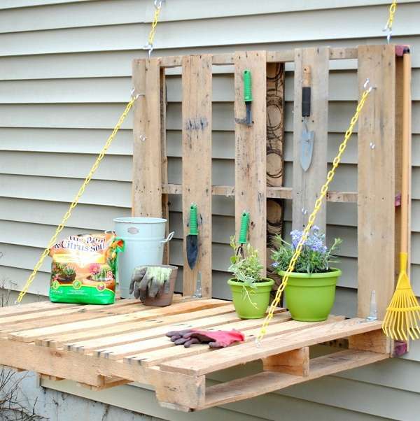 Une table suspendue en palette pour votre coin jardinage