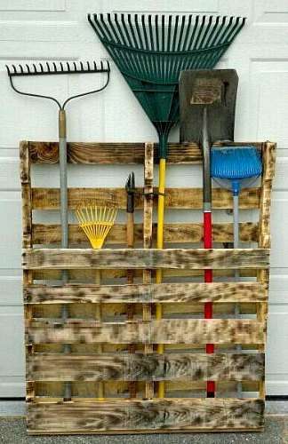 Un porte-outil en palette pour les outils de jardinage
