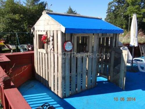 Une cabane en palette en guise de maisonnette de jardin pour les enfants