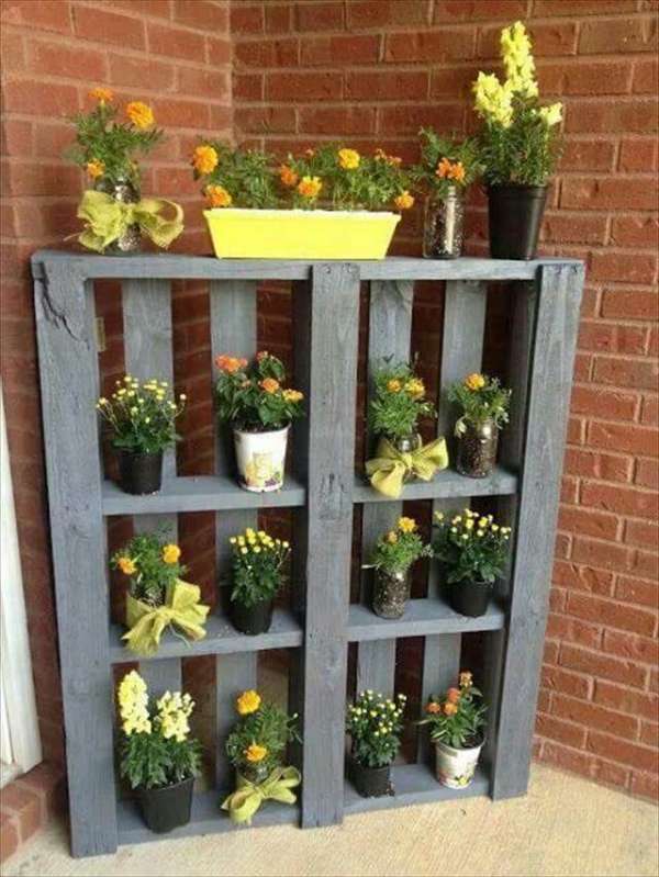 Une étagère en palette pour vos pots de fleurs