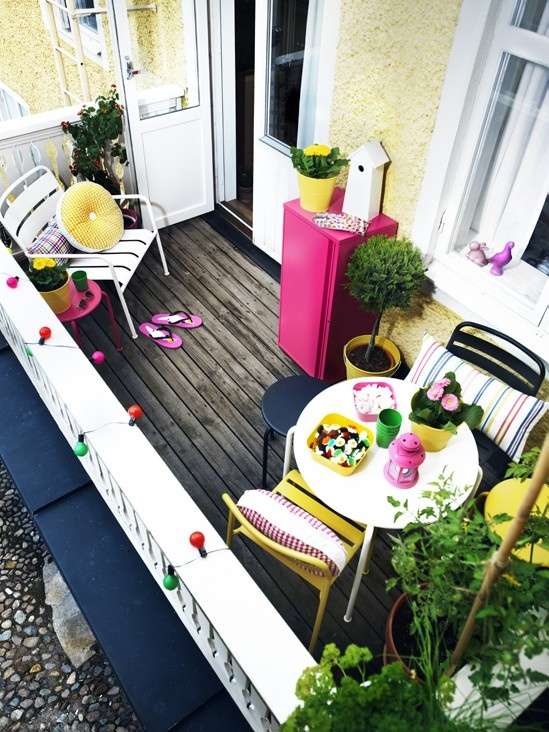 Un balcon avec des notes de couleurs vives