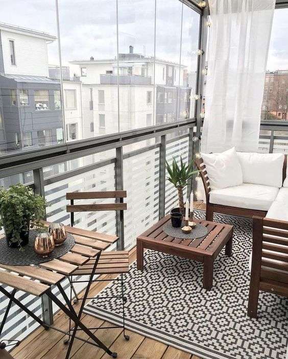 Le tapis aux formes géométriques change tout dans ce balcon couvert