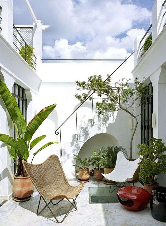 Une terrasse blanche chic et lumineuse