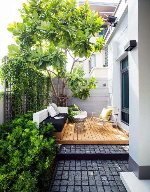 Jolie terrasse moderne avec verdure