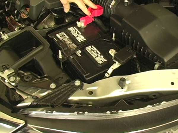 Nettoyer les bornes de la batterie de voiture