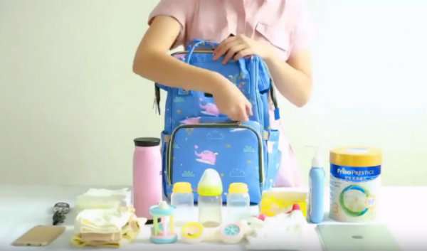 Un sac à langer compacte et pratique avec une grande capacité pour avoir tout ce dont bébé a besoin