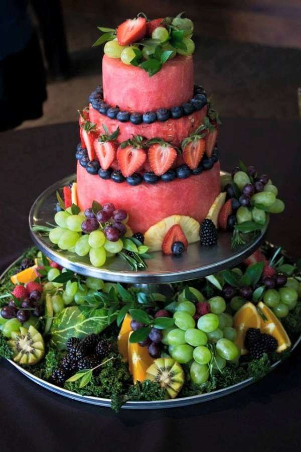 Un gâteau de mariage en fruits