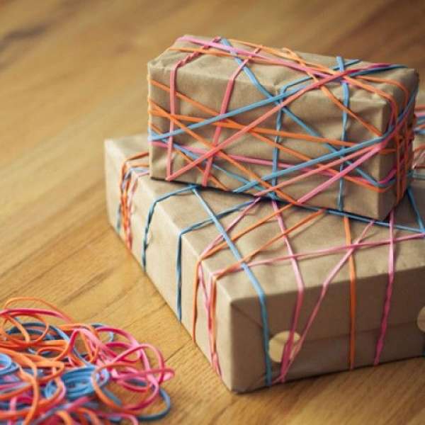 Emballage cadeau avec des élastiques multicolores