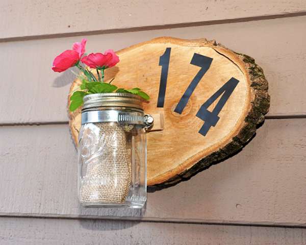 Plaque de numéro de maison avec un rondin de bois