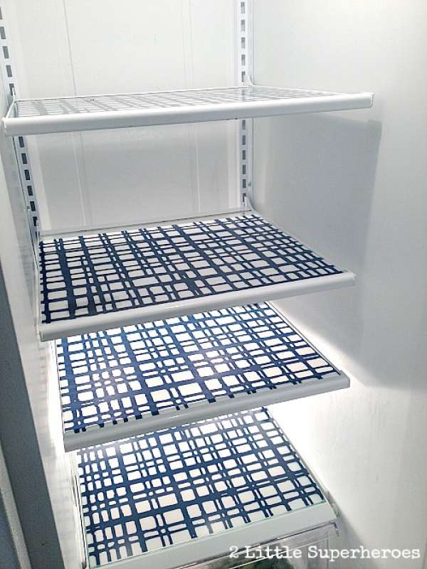 Placez des napperons en vinyle sur les étagères de votre réfrigérateur pour faciliter le nettoyage