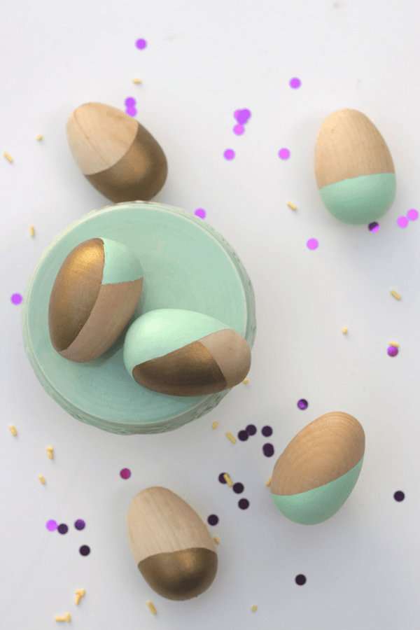 Une décoration géométrique sur des œufs de Pâques en bois