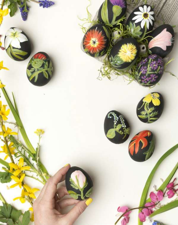 Des œufs de Pâques avec une décoration botanique