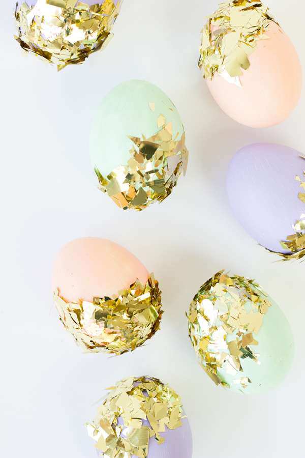 Des œufs de Pâques festifs avec une déco en confettis