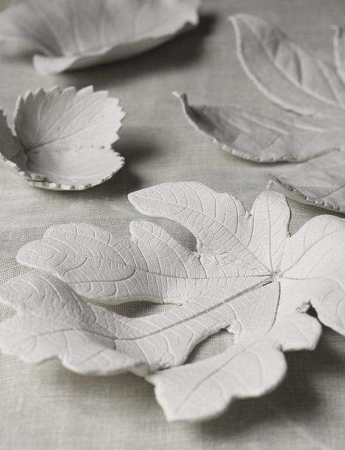 Des bols d'argile en formes de feuilles d'automne