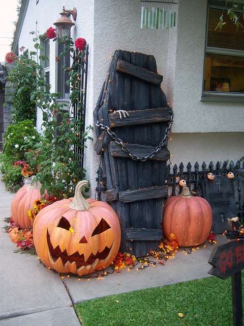 Faites peur à vos invités avec un cercueil fait à partir de palettes pour Halloween