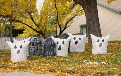 Joignez l'utile à l'agréable en faisant des fantômes pour votre extérieur à partir de sacs poubelles, d'un marqueur et de feuilles mortes