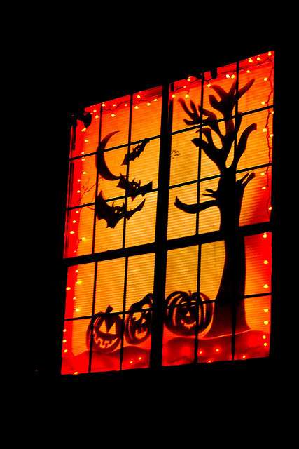 Habillez votre fenêtre avec un poster, des collages et quelques guirlandes lumineuses pour Halloween