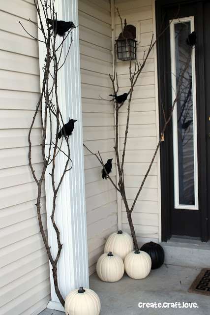 De faux corbeaux pour décorer votre entrée à Halloween