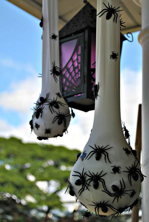 Créez une déco d'Halloween hallucinante avec une paire de collants blancs, des araignées en plastique et une balle