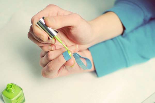 Faciliter une french manucure