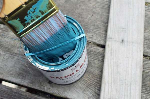 Enlever le surplus de peinture du pinceau de peinture