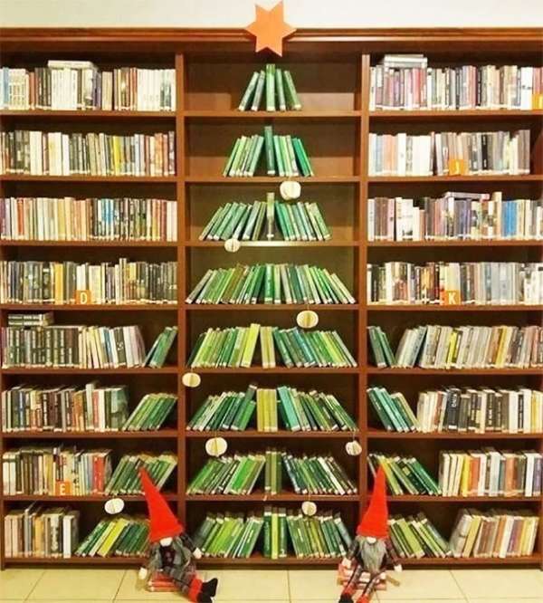 Le sapin de Noël dans une bibliothèque publique