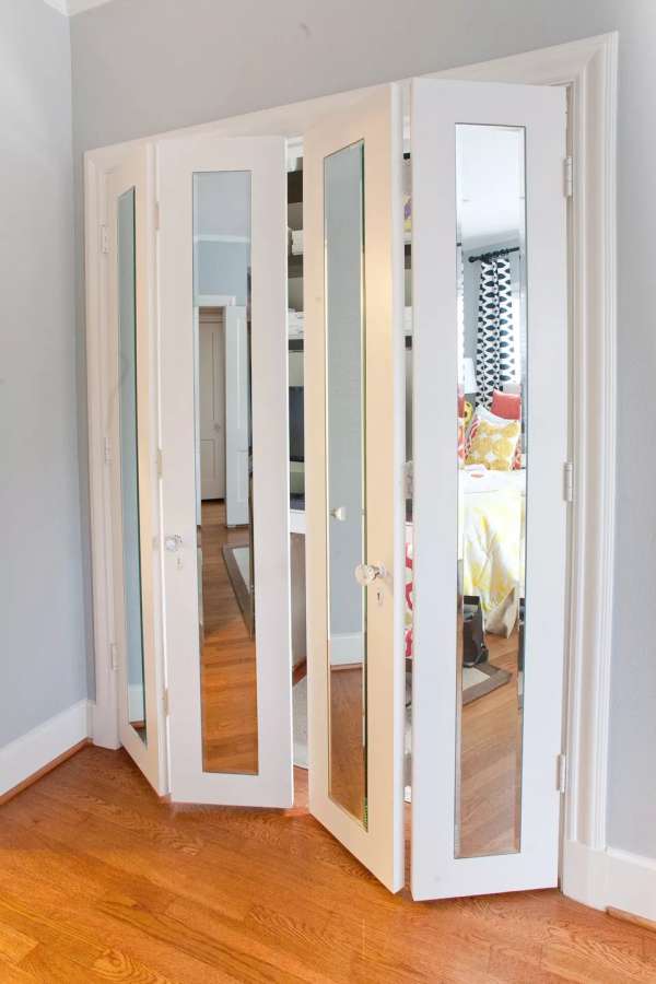 Collez des miroirs sur les portes de placards pour donner l'illusion d'une chambre plus grande