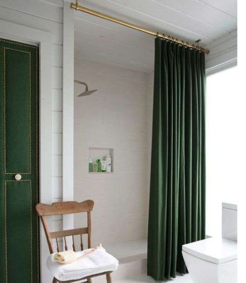 Montez vos rideaux de salle de bain au plafond afin de créer l'illusion d'un plafond plus élevé
