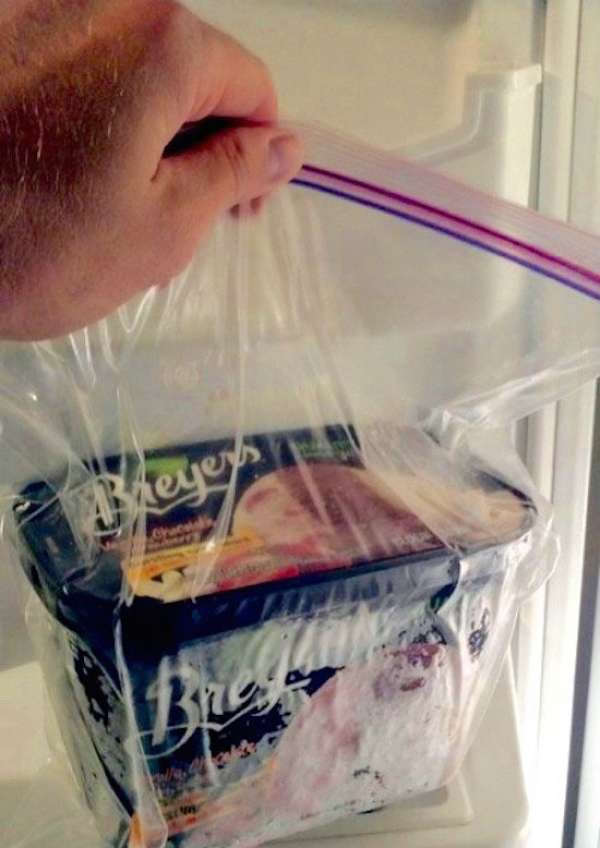 Placez le pot de crème glacée dans un sac de congélation pour que la glace ne durcisse pas