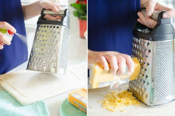 Vaporisez du spray de cuisson sur la râpe pour éviter que le fromage ne colle