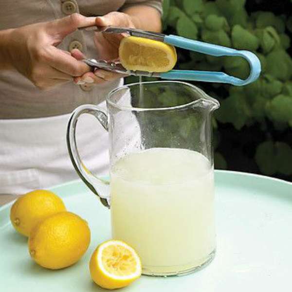 Pressez le citron avec une pince de cuisine pour en extraire tout le jus