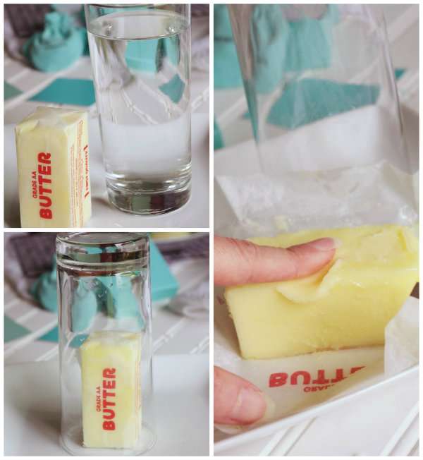 Ramollissez le beurre rapidement en le mettant dans un verre préalablement réchauffé avec de l'eau chaude